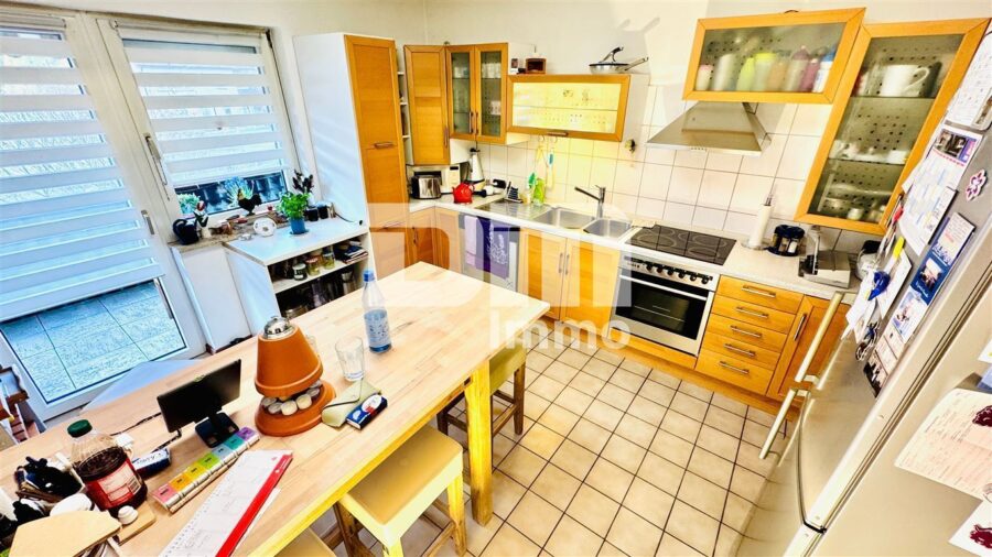 Umfangreich saniertes Zwei- bis Dreifamilienhaus mit Doppelgarage + Carport in idyllischer Lage - OG Küche / Einbauküche / ZUgang Balkon WE2